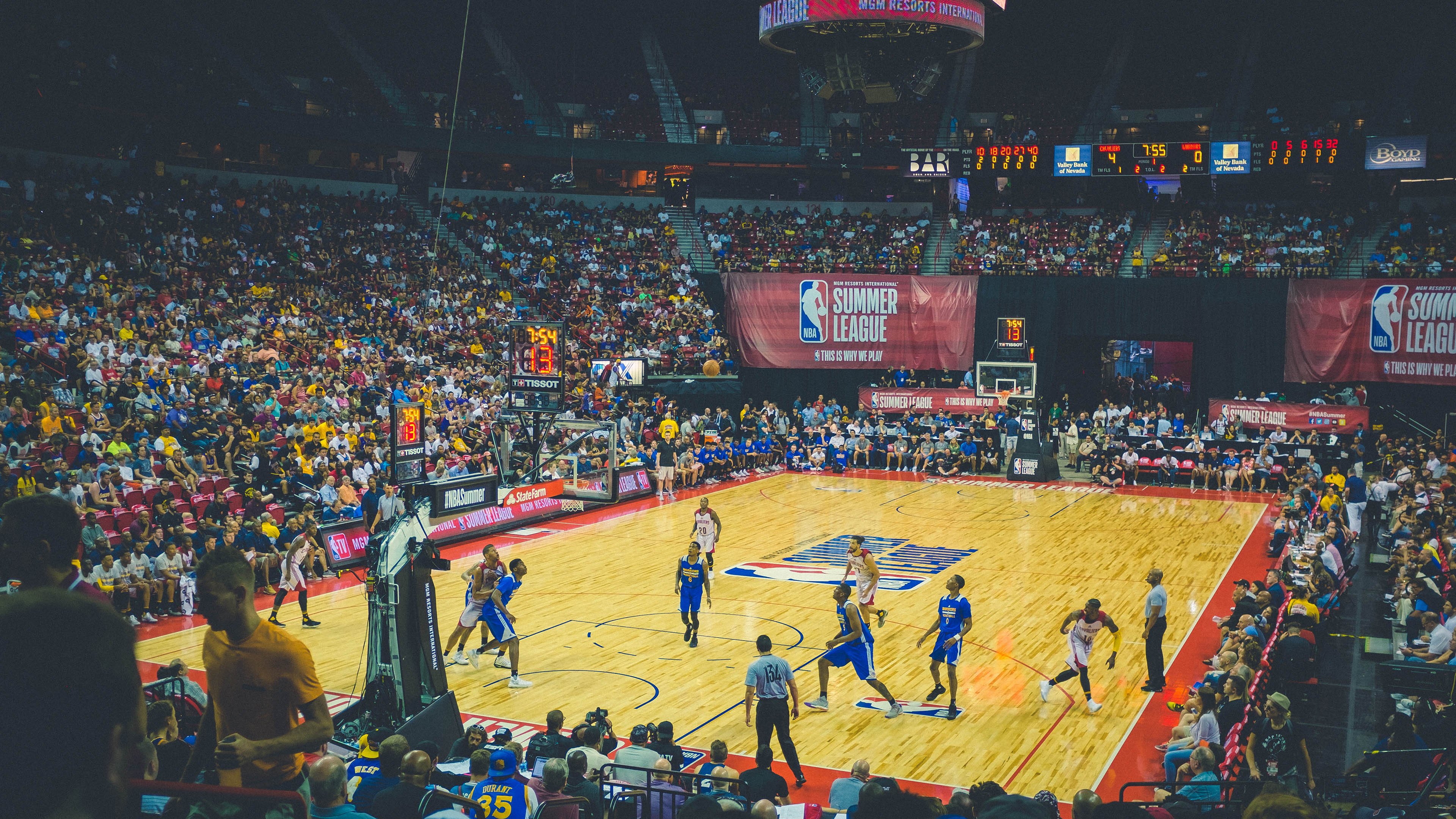 辽宁队防守锁死灰熊，小贾伦F1新赛季揭幕战接管比赛